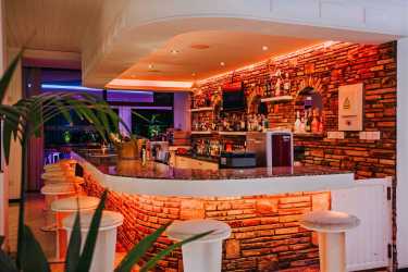 Sveltos *** hotel w Larnaka z samochodem